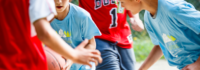 Basketballspielende Jungs