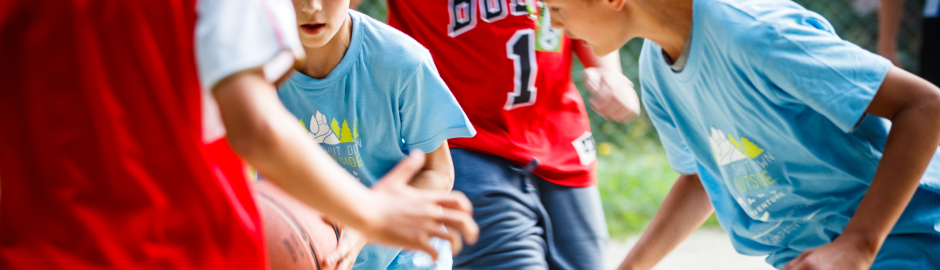 Basketballspielende Jungs