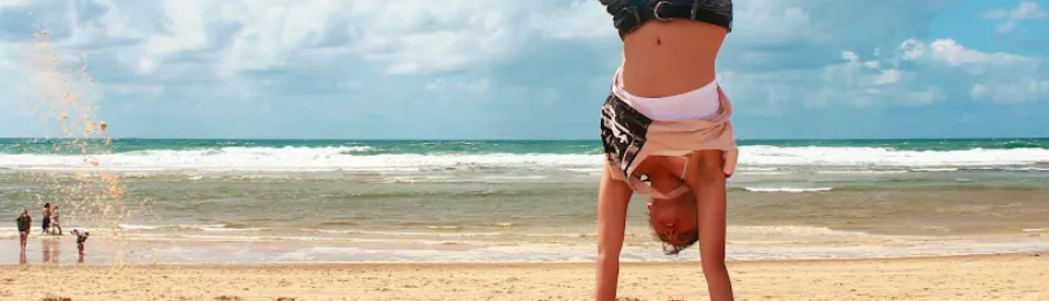 Handstand am Meer