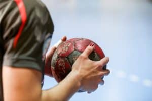 Mädchen hält Handball in den Händen