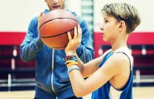 Junge am Korb werfen beim Basketball