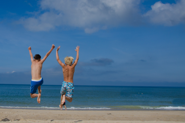 Zwei Jungs am Strand