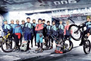 Große Gruppe an Mountainbike Guides