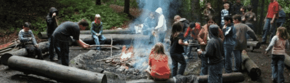 Menschen an einem Lagerfeuer