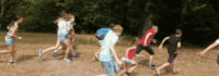 Kinder spielen fangen auf einer Wiese