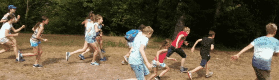 Kinder spielen fangen auf einer Wiese