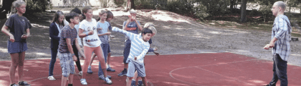 Sporteinheit auf einem Basketballplatz