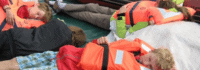 Kinder schlafen am Deck