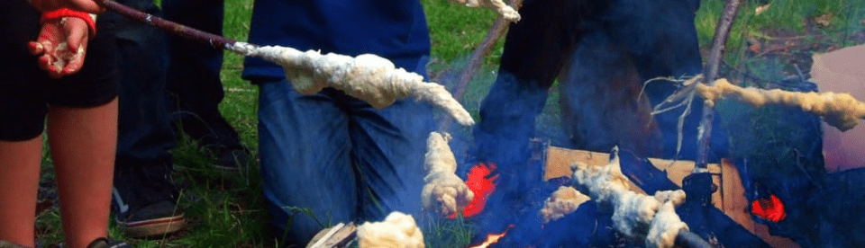 Stockbrot backen über dem Lagerfeuer