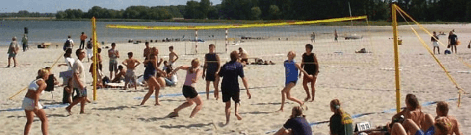 Volleyballturnier am Strand von Majuwi