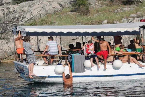 Jugendliche im Boot bei der Strandfreizeit Kroatien