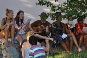 Gruppe vor dem Haus