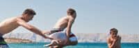 Jungs springen ins Meer