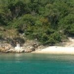Blick auf die Küste Kroatiens vom Wasser