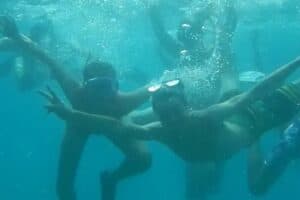 Jugendliche unter Wasser m Tauchen