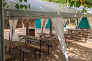 Aufenthaltszelte im Sportcamp Caldetas