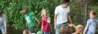 Kinder im Bach