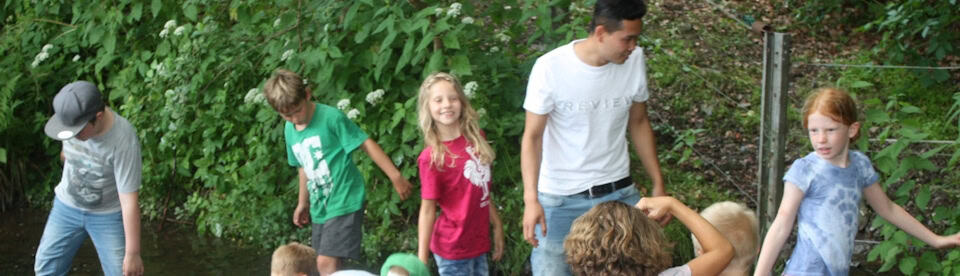 Kinder im Bach
