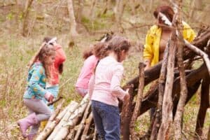 Kinder bauen im Wald eine Hütte