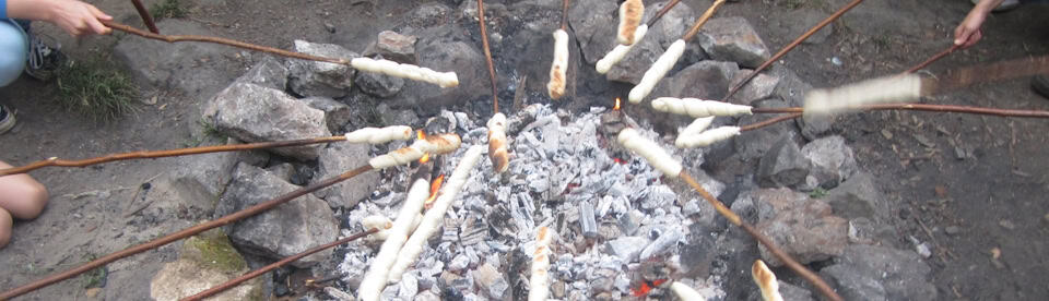 Stockbrot über dem Lagerfeuer