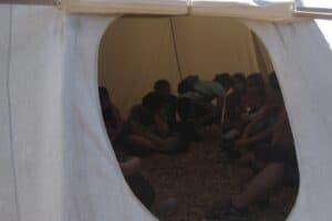 Kinder alle im Tipi drinn