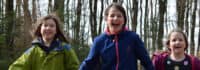 Kinder haben gemeinsam Spaß im Wald