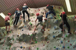 Actioncamp im Saarland Kinder an Kletterwand