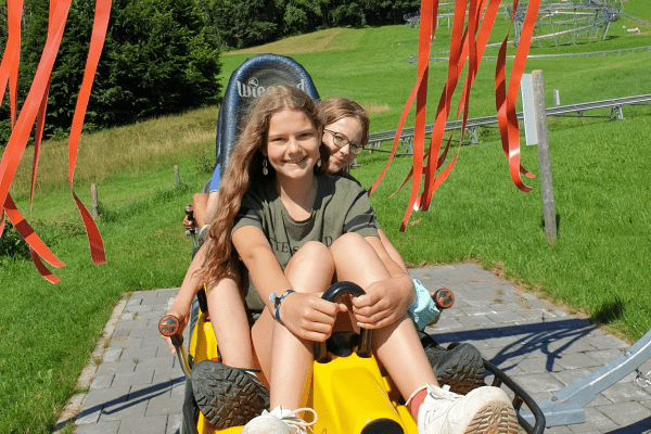 2 Kinder auf Alpencoaster