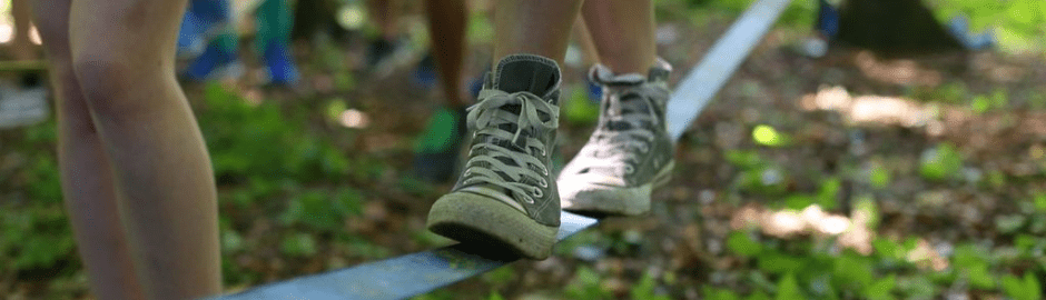 Schuhe auf einer Slackline