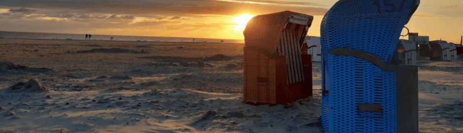 Strandkörbe im Sonnenuntergang