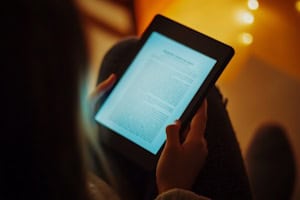 Mädchen liest auf einem E-Book