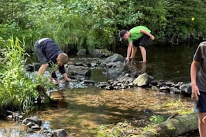 Kinder am Fluss im Tagescamp im Erzgebirge