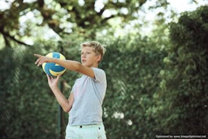 Kind spielt Volleyball