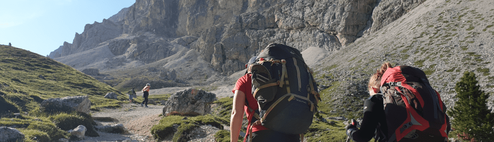 Aufstieg mit Gepäck auf den Berg