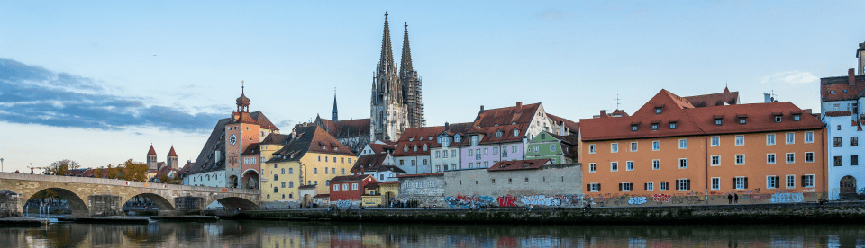 Schöne Stadtfassaden entlang der Donau