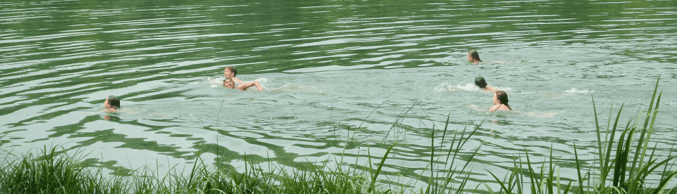 Kinder schwimmen in der Donau