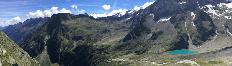 Gebirgszüge und Wasserquellen entlang einer Wanderung
