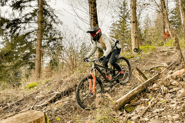 Schmale Trails bei der Mountainbiketour für Jugendliche