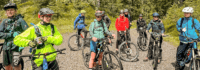 Gruppe von Jugendlichen mit Ihren Mountainbikes