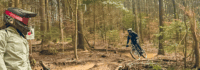 Mädchen auf einem Mountainbiketrail
