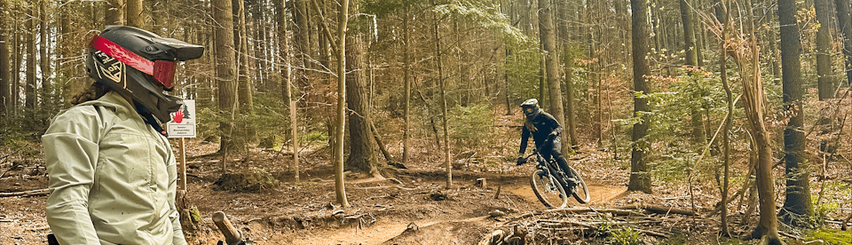 Mädchen auf einem Mountainbiketrail