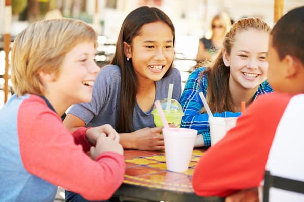 Kinder quatschen im Deutsch Tagescamp Ratingen