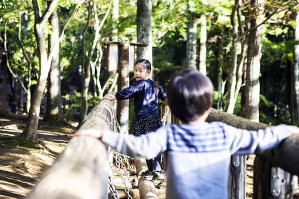 Kinder spielen im Wald im Deutschcamp Ratingen