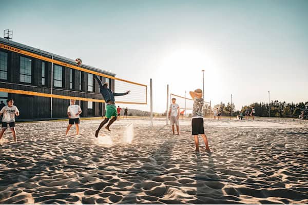 Eine Jungsgruppe am Volleyball spielen im Actioncamp bei Bayreuth
