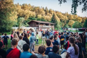 Alle Familien auf einem Platz beim Familienwochenende