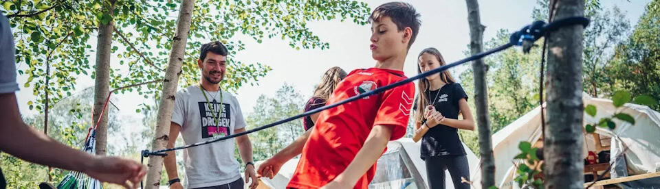 Junge bei den Sportspielen