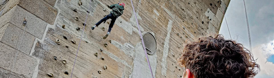 Ein Teilnehmer klettert an der Kletterwand