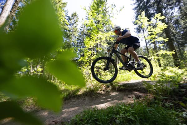 Sprung mit dem Mountainbike