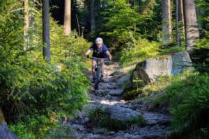 Junge beim Mountainbike fahren im Mountainbikecamp