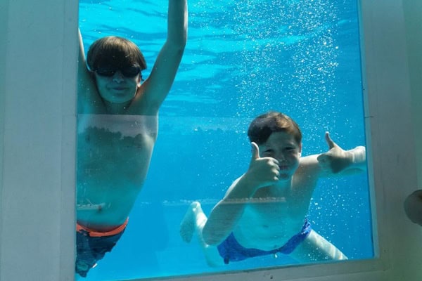 Zwei Jungs im Schwimmbecken